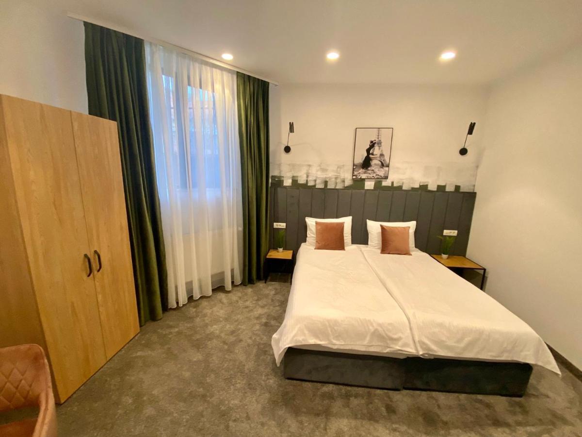 Victoria Rooms Oradea Buitenkant foto